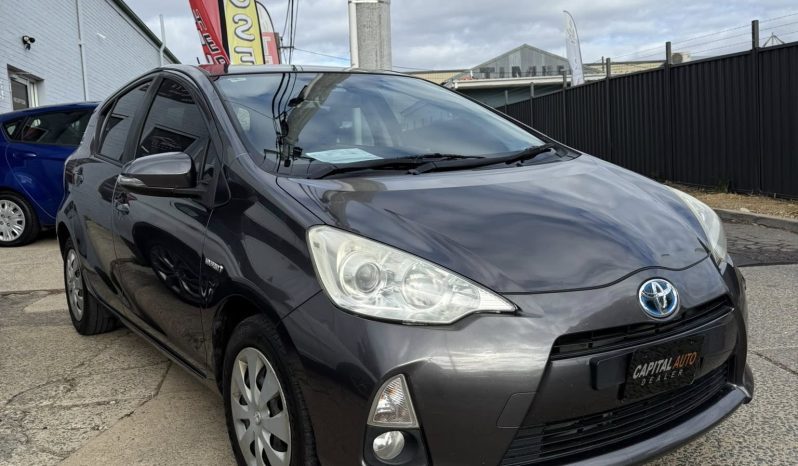 
								Toyota Prius C 2012 full									