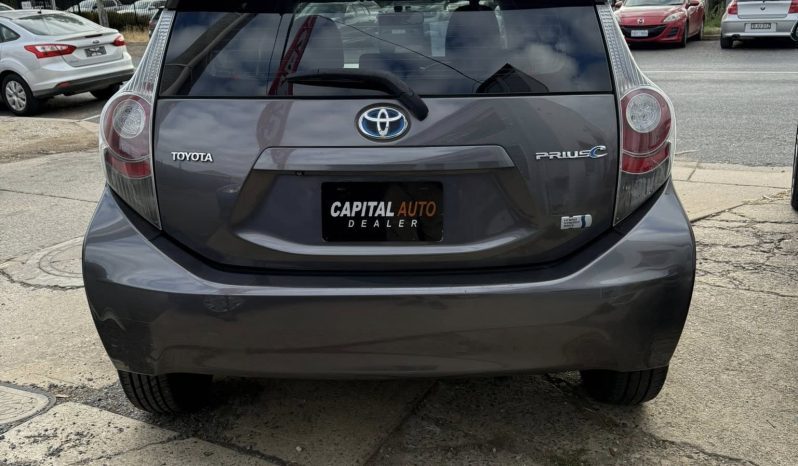 
								Toyota Prius C 2012 full									