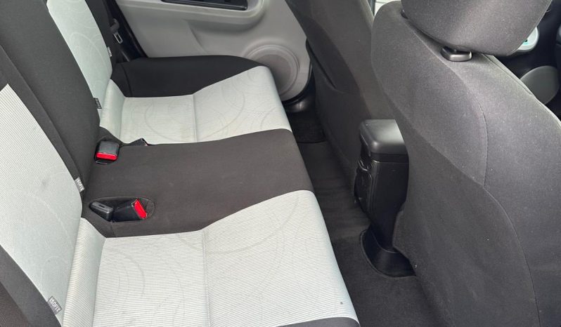 
								Toyota Prius C 2012 full									