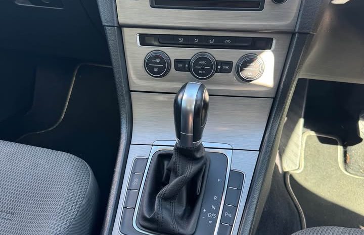 
								Volkswagen Golf 92 TSI Comfortline 2016 full									