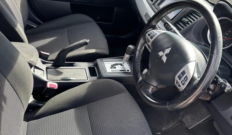 
								Mitsubishi Lancer ES Sportback 2010 full									