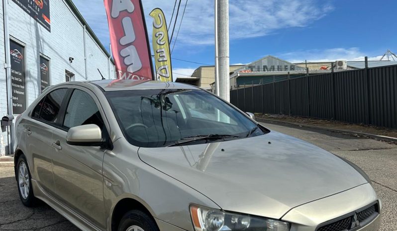 
								Mitsubishi Lancer ES Sportback 2010 full									