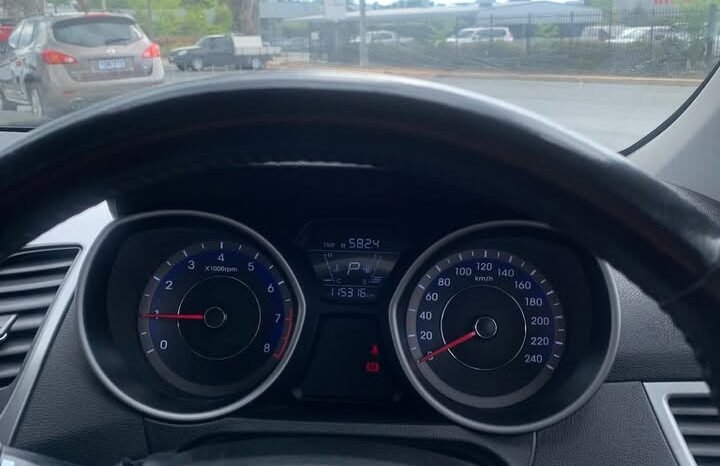 
								Hyundai Elantra 2015 SE full									