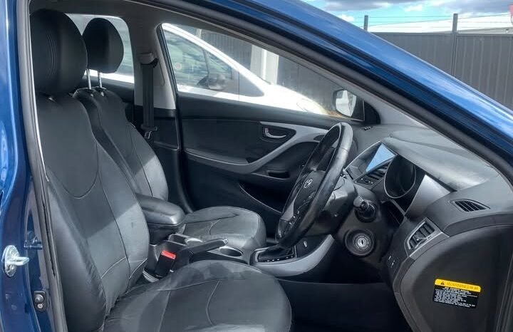 
								Hyundai Elantra 2015 SE full									