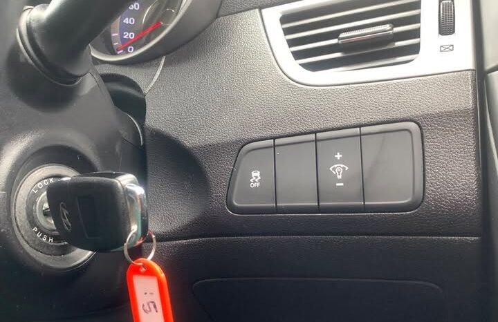 
								Hyundai Elantra 2015 SE full									