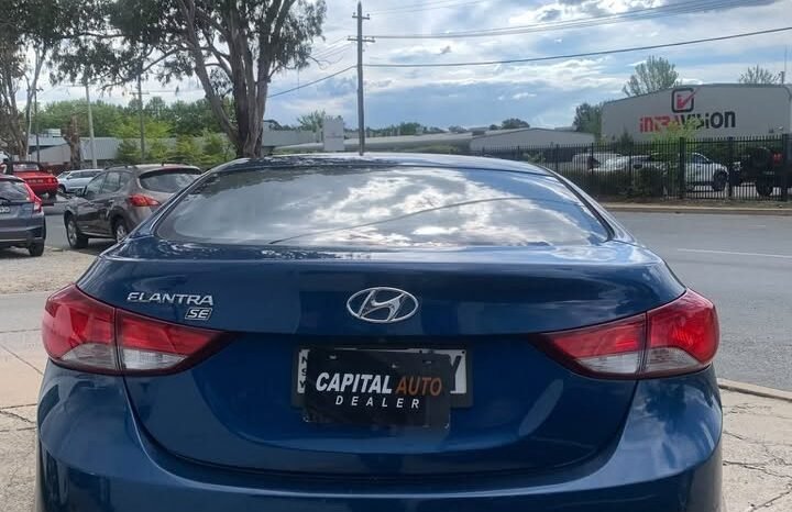 
								Hyundai Elantra 2015 SE full									